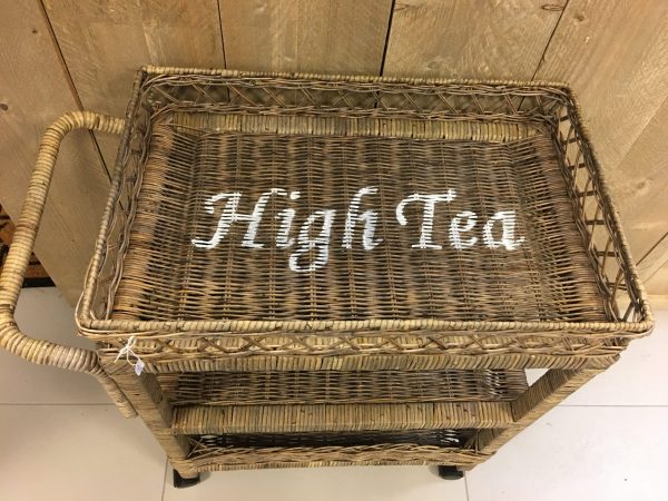 Rieten Thee Kar Met de tekst HIGH TEA! Echt een sfeer maker in de keuken! Ook erg leuk in een landelijke woonkamer! te gebruiken als bijzet tafeltje of kastje. Er zitten handige zwenk wielen aan de thee kar maar die kunnen er ook af!